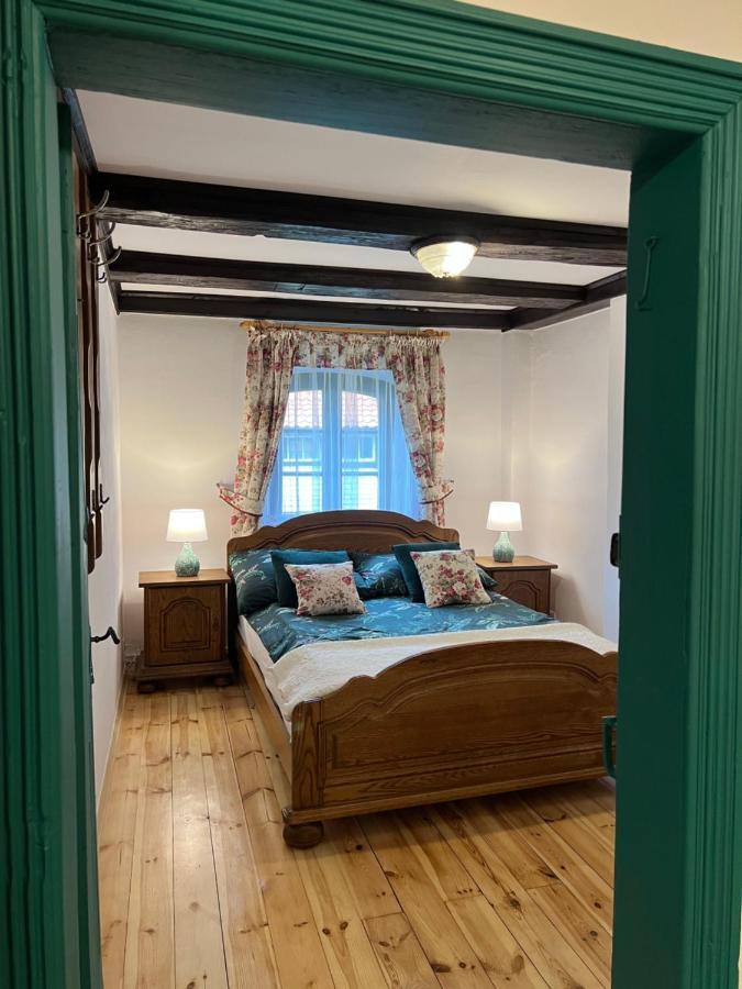 Apartment Lakeside Granary Apartment: 19th-century Charm With Park Access *